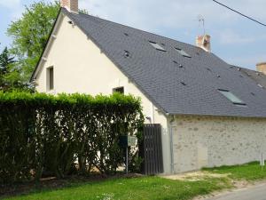 dom z czarnym dachem i żywopłotem w obiekcie Gîte Saint-Gervais-en-Belin, 3 pièces, 6 personnes - FR-1-410-146 w mieście Saint-Gervais en-Belin