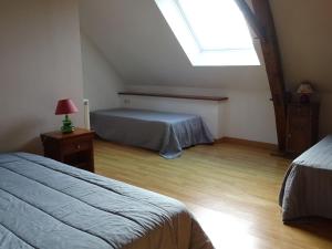 sypialnia na poddaszu z 2 łóżkami i świetlikiem w obiekcie Gîte Saint-Gervais-en-Belin, 3 pièces, 6 personnes - FR-1-410-146 w mieście Saint-Gervais en-Belin
