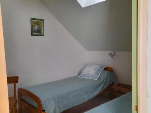 um pequeno quarto com uma pequena cama num sótão em Gîte Aubigné-Racan, 5 pièces, 7 personnes - FR-1-410-156 em Aubigné-Racan