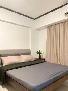 1 dormitorio con cama y ventana en Gentleman's Suite en Pusok