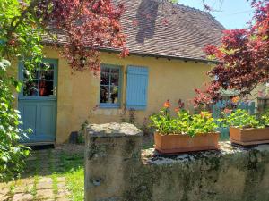 una casa con tre piante davanti di Charmante maison paysanne rénovée avec grand terrain, proche de la rivière et du village médiéval - FR-1-410-162 a Asnières-sur-Vègre Altre 20 foto