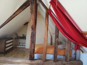 una camera da letto con letto in mansarda di Charmante maison paysanne rénovée avec grand terrain, proche de la rivière et du village médiéval - FR-1-410-162 a Asnières-sur-Vègre