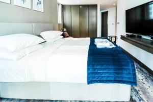 Postel nebo postele na pokoji v ubytování Studio with Burj Khalifa View Business Bay by Ezytrac Vacation Homes