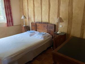 Gîte Saint-Aignan, 6 pièces, 10 personnes - FR-1-410-181 في سانت إينيون: غرفة نوم بسرير وطاولة مع مصباح