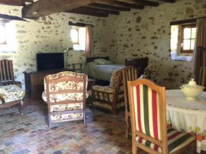 1 dormitorio con 1 cama, mesa y sillas en Gîte Souvigné-sur-Sarthe, 3 pièces, 5 personnes - FR-1-410-191 en Souvigné-sur-Sarthe