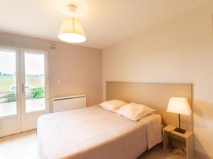 1 dormitorio con cama y ventana en Gîte Saint-Christophe-en-Champagne, 5 pièces, 8 personnes - FR-1-410-192, en Saint-Christophe-en-Champagne