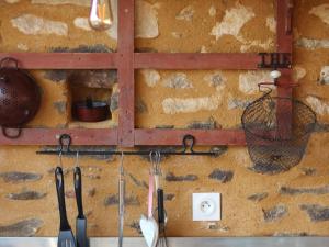 pared con ventana sobre un fregadero de cocina en Maison de campagne charmante près du Mans avec terrasse et cadre bucolique - FR-1-410-203, en Louplande 15 fotos más
