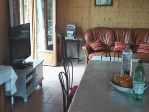 sala de estar con mesa y sofá en Gîte Thoiré-sur-Dinan, 4 pièces, 6 personnes - FR-1-410-195, en Thoiré-sur-Dinan