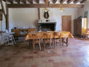 een eetkamer met een houten tafel en stoelen bij Gîte Rouperroux-le-Coquet, 4 pièces, 6 personnes - FR-1-410-215 in Rouperroux-le-Coquet