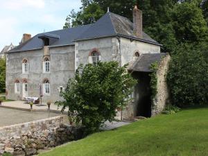 un vecchio edificio in pietra con tetto nero di Gîte de charme proche du Mans pour 6 pers., commerces à pied, tout équipé - FR-1-410-258 a Cérans-Foulletourte