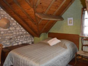 ein Schlafzimmer mit einem Bett und einer Holzdecke in der Unterkunft Gîte Gehée, 3 pièces, 5 personnes - FR-1-591-33 in Gehée
