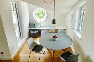 uma sala de jantar com uma mesa branca e cadeiras em Wyker Loft em Wyk auf Föhr