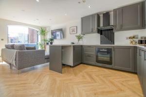 uma grande cozinha com um sofá e uma mesa em Stunning Two Bed House in City Centre, Southampton em Southampton