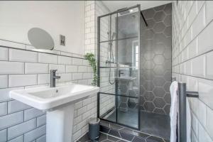 uma casa de banho com um lavatório e um chuveiro em Stunning Two Bed House in City Centre, Southampton em Southampton