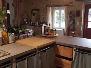 eine Küche mit einer Theke mit einer Spüle und einer Arbeitsplatte in der Unterkunft Gîte Arçonnay, 6 pièces, 14 personnes - FR-1-410-300 in Arçonnay