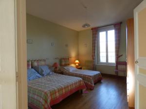 1 Schlafzimmer mit 2 Betten und einem Fenster in der Unterkunft Gîte Les Ressuintes, 3 pièces, 5 personnes - FR-1-581-37 