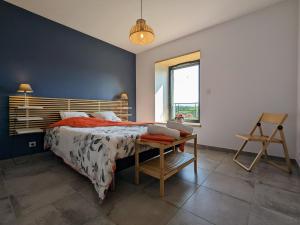 Schlafzimmer mit einem Bett, einem Tisch und einem Fenster in der Unterkunft Gîte Saint-Préjet-d'Allier, 5 pièces, 8 personnes - FR-1-582-59 in Saint-Préjet-dʼAllier