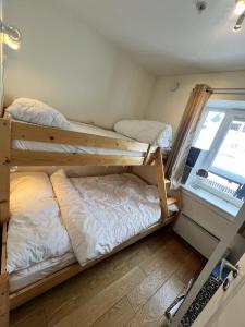 Двухъярусная кровать или двухъярусные кровати в номере Cosy Apartement close to Geilo