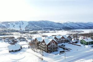 uma vista aérea de um resort na neve em Cosy Apartement close to Geilo em Geilo