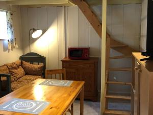 TV a/nebo společenská místnost v ubytování Nid Douillet pour 2 à Asnières-sur-Vègre, Petite Cité de Caractère - FR-1-410-317