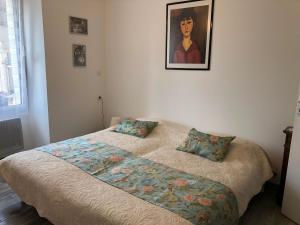 a bedroom with a bed and a painting on the wall at Gîte Mézières-sur-Ponthouin, 4 pièces, 7 personnes - FR-1-410-323 in Mézières-sur-Ponthouin