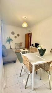 リスボンにあるChiado Appartment with Terrace 2のリビングルーム(テーブル、椅子、ソファ付)