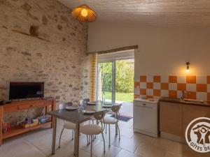 a kitchen with a table and chairs in a room at Gîte champêtre proche Puy du Fou avec terrasse, parking privé et tout inclus ! - FR-1-622-31 in Saint-Christophe-du-Bois