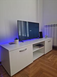 TV a/nebo společenská místnost v ubytování Stan Na Dan 022