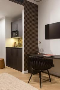 une cuisine avec une table et une chaise dans une pièce dans l'établissement Cozy Apartments Warsaw Wola Kasprzaka by Noclegi Renters, à Varsovie 106 autres photos