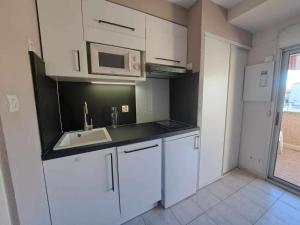 Kuchyňa alebo kuchynka v ubytovaní Studio Cabine avec Terrasse, Piscine et Parking Privé à Marseillan - FR-1-326-774