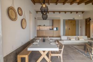 ein Esszimmer mit einem weißen Tisch und Stühlen in der Unterkunft Eliámos Villas Hotel & Spa - Relais & Châteaux in Sparta