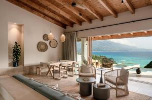 ein Wohnzimmer mit Meerblick in der Unterkunft Eliámos Villas Hotel & Spa - Relais & Châteaux in Sparta