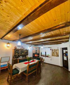 eine Küche und ein Esszimmer mit einem Tisch und Stühlen in der Unterkunft Pensiunea Lupul Dacic in Costeşti