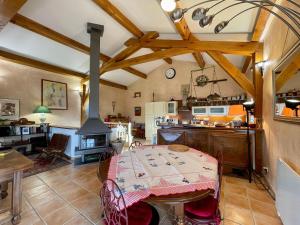 Posedenie v ubytovaní Gîte familial avec terrasse panoramique et cheminée, idéal pour randonnées près de Retournac - FR-1-582-355 + 12 fotografií