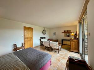 Posteľ alebo postele v izbe v ubytovaní Gîte familial avec terrasse panoramique et cheminée, idéal pour randonnées près de Retournac - FR-1-582-355