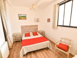 Un pat sau paturi într-o cameră la Gîte Sablé-sur-Sarthe, 3 pièces, 6 personnes - FR-1-410-380
