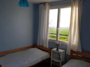 Posteľ alebo postele v izbe v ubytovaní Charmant Gîte Familial avec Grand Jardin et Confort Moderne à Bengy-sur-Craon - FR-1-586-33