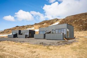 un groupe de bâtiments modulaires assis sur une colline dans l'établissement Laxárdalur Cabin, à Einarsstaðir