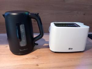 a black and white toaster next to a toaster at Appartement de charme en plein coeur de Bergerac in Bergerac