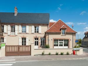 uma casa grande com uma cerca castanha em frente em Gîte Loye-sur-Arnon, 6 pièces, 15 personnes - FR-1-586-36 
