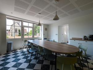 uma grande mesa de madeira num quarto com cadeiras em Gîte Loye-sur-Arnon, 6 pièces, 15 personnes - FR-1-586-36 