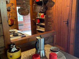 Chalet nature avec étang, terrasse et pêche No Kill - 2 chambres - FR-1-410-383 في Dehault: مطبخ مع آلة صنع القهوة على طاولة