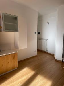 an empty room with a television and a wooden floor at Villa Rosanna - Castel di Sangro in Castel di Sangro