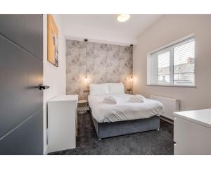 niewielka sypialnia z łóżkiem i oknem w obiekcie Bliss Stay Belfast University Street w mieście Belfast