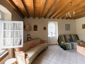 ein Wohnzimmer mit einem Sofa und einem Fenster in der Unterkunft Gîte Thorée-les-Pins, 4 pièces, 7 personnes - FR-1-410-390 in Thorée-les-Pins
