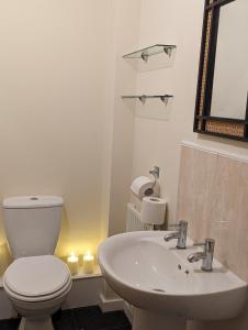 Koupelna v ubytování Sherlock's House -Moray Entire house Two bedroom 5 beds Private free parking & WiFi Flat TV Garden Shops