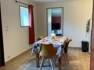 Televízia a/alebo spoločenská miestnosť v ubytovaní Gîte cosy au calme avec grand jardin, proche du Mans - Parking privé, Wifi fibre, équipements complets - FR-1-410-392