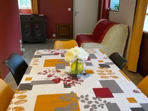Posedenie v ubytovaní Gîte cosy au calme avec grand jardin, proche du Mans - Parking privé, Wifi fibre, équipements complets - FR-1-410-392