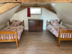 1 dormitorio con 2 camas y vestidor en Gîte Roëzé-sur-Sarthe, 3 pièces, 6 personnes - FR-1-410-392, en Roézé-sur-Sarthe