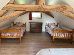 Posteľ alebo postele v izbe v ubytovaní Gîte cosy au calme avec grand jardin, proche du Mans - Parking privé, Wifi fibre, équipements complets - FR-1-410-392